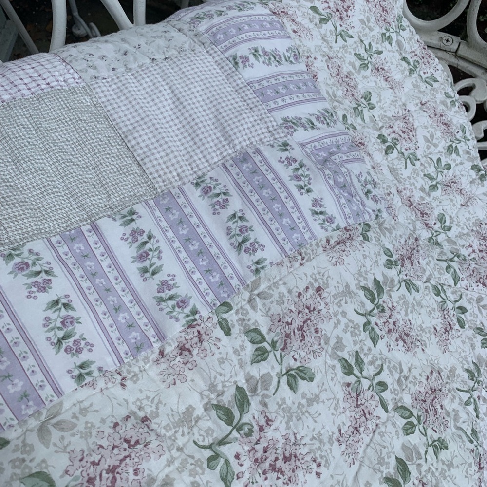 Vintage Style Floral Patchwork Quilt - Picture 4 of 6